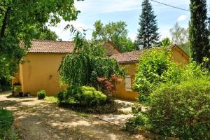 Maisons de vacances Old farmhouse and orchard situated in the middle of nature in a quiet area : photos des chambres