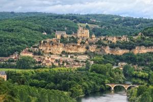 Maisons de vacances Magnificent Guest House on the bank of the Dordogne river : photos des chambres