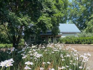 Yellowwoods Farm - WILLOUGHBYS COTTAGE and OLD STABLES COTTAGE