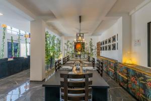 StayVistas Vine & Splash - Riverside villa with an infinity pool and indoor games