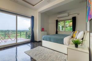 StayVistas Vine & Splash - Riverside villa with an infinity pool and indoor games