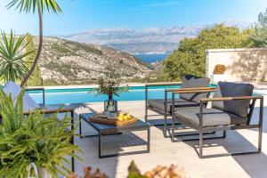 Villa Ani! Traditional and luxurious 4-bedroom villa with heated pool and sea views