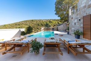 New Villa Ani! Traditional and luxurious 4-bedroom villa with heated pool and sea views