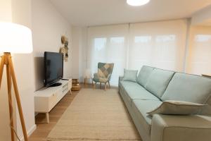Apartamento con vistas al mar, tres dormitorios y plaza de parking gratis