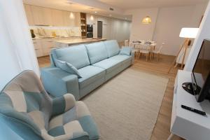 Apartamento con vistas al mar, tres dormitorios y plaza de parking gratis