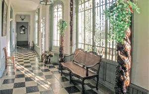 Maisons de vacances 10 Bedroom Cozy Home In Allonne : photos des chambres