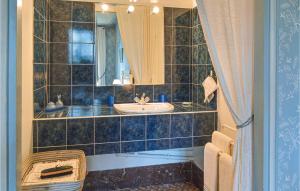 Maisons de vacances 10 Bedroom Cozy Home In Allonne : photos des chambres