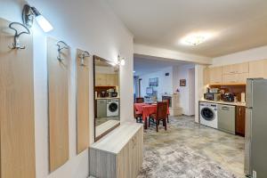 Bright and Spacious 2-BDR Apartment with Balcony by Flat Mаnager