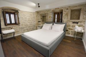 Charming stone apartment with jacuzzi in center of Omiš