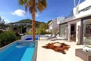 Balinese Villa near the beach outdoor jacuzzi - Cala Llonga
