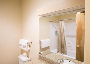 Standard Queen Room room in Common Man Inn & Restaurant Claremont