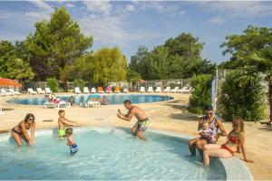 Campings mobil home tout confort 6 personnes climatise au pied du Luberon : photos des chambres