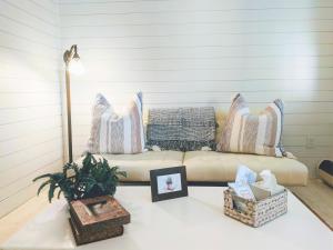 Magical Little Home in Historic District I Parking I Rustic Luxury I Outdoor Seating