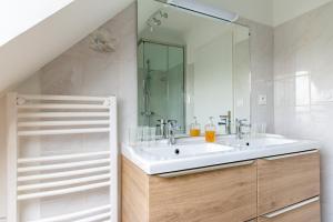 Magnifique maison colorée avec jacuzzi - La Rose des Vents