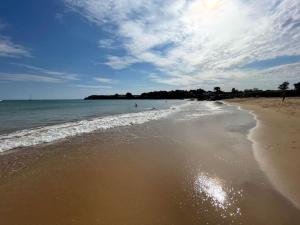 Maisons de vacances Charmante petite maison avec jardin plage des vieilles : photos des chambres