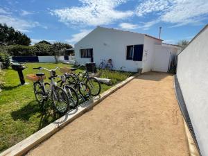 Maisons de vacances Charmante petite maison avec jardin plage des vieilles : photos des chambres