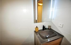 Appartements Awesome apartment in Perpignan with 2 Bedrooms and WiFi : photos des chambres