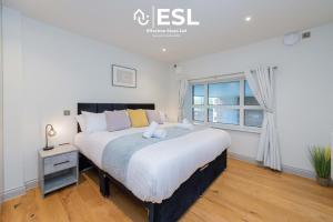 High Quality 2 Bedroom Church Apartment 5 Mins to Town Centre - Free Parking