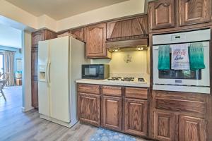 Cozy Oscoda Cottage Fire Pit and Private Beach