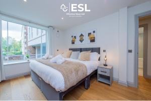 Modern 2 Bedroom Church Apartment 5 Mins to Town Centre - Free Parking