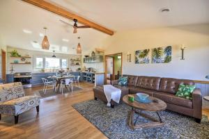 Walk to Bay & Boat Launch: Beach House in Avon