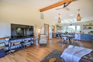 Walk to Bay & Boat Launch: Beach House in Avon