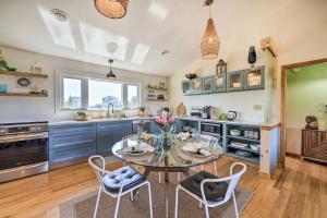 Walk to Bay & Boat Launch: Beach House in Avon
