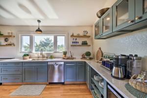 Walk to Bay & Boat Launch: Beach House in Avon