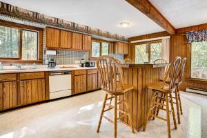 Pet-Friendly Gem Hike, Fish and Golf in Gaylord