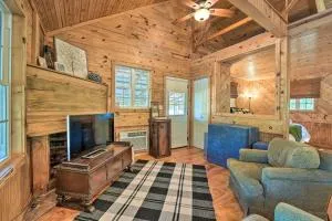 Idyllic Cabin with Fire Pit, Kayak On-Site! - Henderson