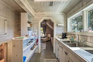 Unique Loft Cabin: Fire Pit & Fishing Access!