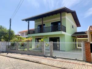 053 - Casa de praia para até 10 pessoas Bombinhas, com 4 vagas de garagem