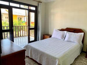 053 - Casa de praia para até 10 pessoas Bombinhas, com 4 vagas de garagem