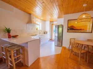 The Perch Modern 2 Bed Cabin with Patio and Hot Tub - Bamfield