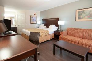 Deluxe King Room - Non-Smoking room in Baymont by Wyndham Tuscaloosa