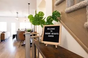 Cherry Heights Haven: Delightful Designer Townhome - Jordan