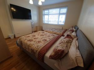 London Luxury Apartment 3 Bed 1 minute walk from Redbridge Stn Free Parking