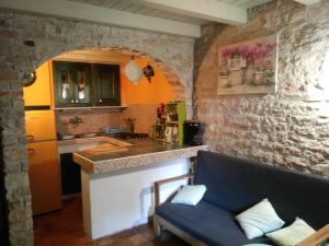 Stonehouse Zena with outdoor Kitchen and Garden