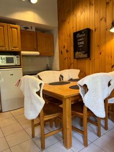 Maisons de vacances Chalet By Sophie Superdevoluy avec piscine : photos des chambres
