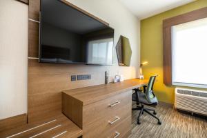 Standard King Room room in Holiday Inn Express & Suites - San Jose Silicon Valley an IHG Hotel