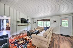 Modern Kilgore Home with Yard about 14 Mi to Lake!