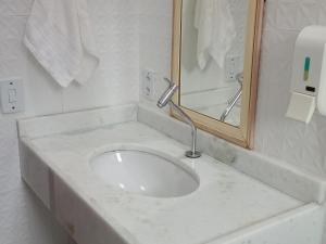 Casa roxa com piscina em condomÃnio