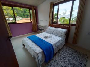 Casa roxa com piscina em condomínio