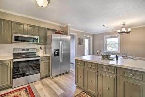 Welcoming Boone Getaway Near Hiking and Skiing!