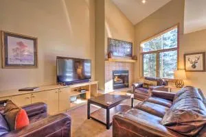 Walk to Lifts Chimney Ridge Townhome with Hot Tub - Брекенридж