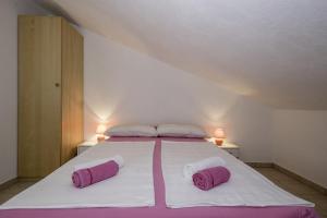 Apartments with parking space Lopar, Rab - 20169