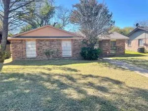 New! Fun just 20 min from Dallas 3-BRM Home - Rowlett