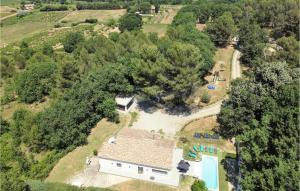 Maisons de vacances Awesome home in Rognes with Outdoor swimming pool, WiFi and 3 Bedrooms : photos des chambres