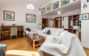 Awesome Apartment In Icici With House Sea View 