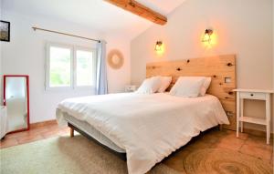 Maisons de vacances Amazing home in St-Quentin-la-Poterie with Outdoor swimming pool, 3 Bedrooms and WiFi : photos des chambres